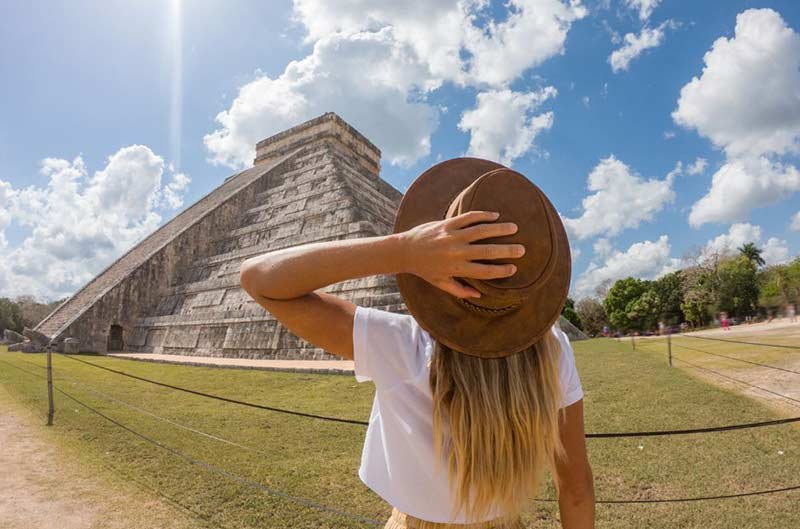 woman looking at Chichén Itzá